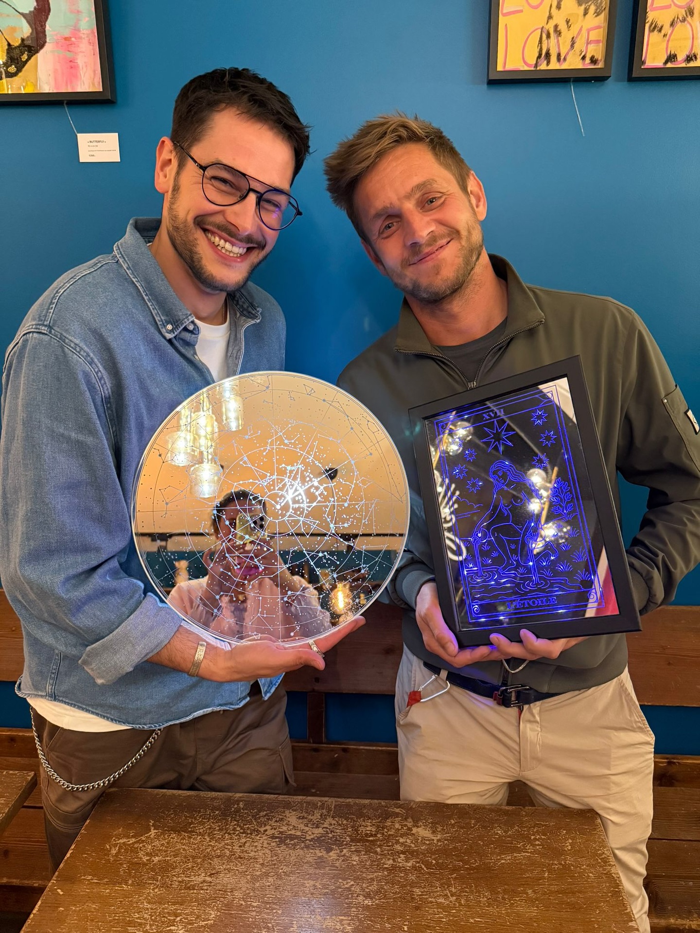 ✨ Aujourd’hui, on te parle d’un de nos super partenaires de La Nativa ✨
Ce n’est pas juste une marque : c’est un duo solaire, complice et passionné, qui pose ses valises à La Nativa tout l’été 🪞💫
Valentin & Stéphane, alias Versus Mirrors, créent des miroirs ésotériques aussi beaux que puissants.
🎨 Stéphane dessine, ajuste et compose avec rigueur, géométrie sacrée et sens du détail.
📽️ Valentin donne vie au projet avec sa com, ses vidéos et son énergie vibrante.
Résultat ? Une collection de miroirs symboliques et lumineux, à découvrir dès maintenant et jusqu’à la fin de l’été ✨
🛍️ Pop-up en libre accès pendant les horaires d’ouverture.
Viens t’immerger dans leur univers magique – et peut-être repartir avec un miroir unique 🌟
#lanativageneve #popupstoregeneve #designgeneve #esoterisme #miroirmagique #versusmirrors #expositiongeneve #genevashopping #artmagique #miroirésotérique
