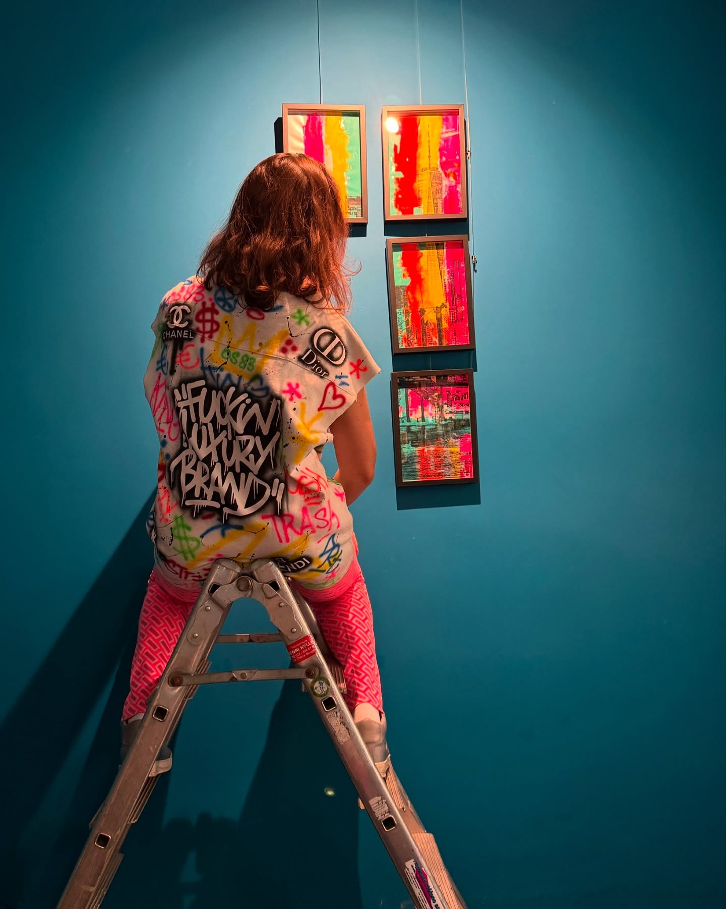 🔧🎨 TBT installation
Petit retour en arrière sur ce moment haut en couleurs où j’installais l’expo de ma sœur Flavia à La Nativa ✨
De l’échelle, des cadres, et surtout beaucoup d’amour, de fluo et de complicité familiale 💥🧡
Un beau souvenir de création, de liens et de lumière sur les murs (et dans les cœurs) 🌈
#lanativa #flavia #tbtinstallation #sororitécréative #artgenève #exposition #momentprécieux #backstageart #couleursvives #complicitéfamiliale