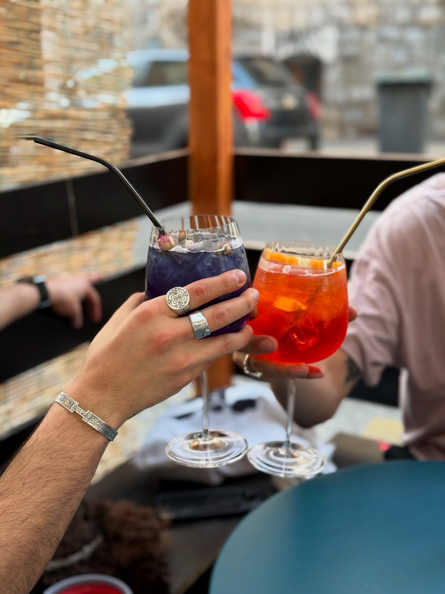 Est-ce qu’il ne serait pas temps de trinquer ? 🍹
De lever ton verre à l’été, à tout ce que cette première moitié d’année nous a offert… et à tout ce qui arrive.
À partir du 15 juillet et jusqu’au 19 août, La Nativa adopte des horaires d’été : on sera ouvert du jeudi au dimanche. On vous tient bien sûr au courant pour les détails de chaque journée.
On se réjouit de tout ce qui se prépare. Merci pour votre énergie, vos sourires et cette vibe magique qu’on construit ensemble. ☀️💛
#lanativa #étéàgenève #terrassegenève #cocktailtime #nouvelleshoraires #genèvebar #cheerstosummer #momentmagique #vibepositive #aperonativo