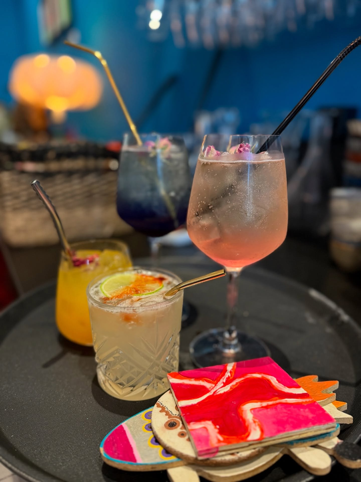 C’est officiel, on est passé en mode été 🌞
La Nativa t’ouvre ses portes du jeudi au dimanche, pour siroter un cocktail, profiter de la terrasse ou t’offrir une parenthèse magique ✨
Et justement… la Noche Magica revient demain soir 💫
Cartes, oracles, voyance et énergies bienveillantes t’attendent de 18h30 à 22h30 🧿
On a hâte de te retrouver 🧡
#lanativa #genève #cocktailsgeneve #nochemagica #terrassegeneve #cocktailtime #barsuisse #energyhealing #oraclereading #summervibes2025
