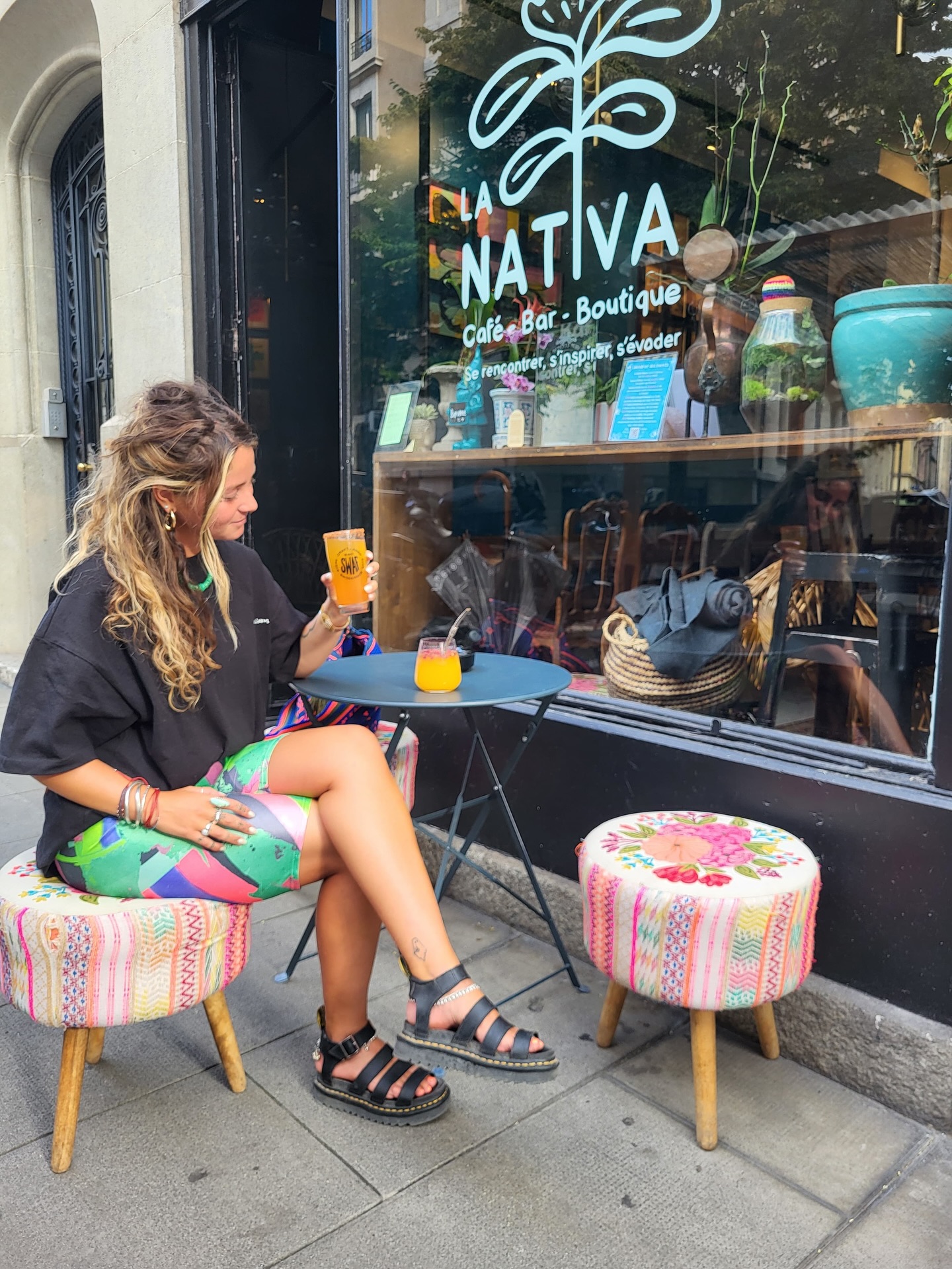 ☀️ Demain, les températures grimpent… et La Nativa t’ouvre grand ses portes pour te rafraîchir ! 🍹
Aylin sera là, prête à te servir des boissons fraîchissimes, alcoolisées ou non, à siroter en terrasse ou dans la fraîcheur du café 💛
Spritz, limonade, jus… de quoi survivre à la canicule avec style et bonne humeur ✨
Viens faire une pause, trinquer, souffler un peu — on s’occupe du reste 🌿
#lanativa #aylin #teamnativa #retourdusoleil #terrassegenève #pausefraîcheur #boissonsrafraîchissantes #étéenville #bargenève #vibepositive