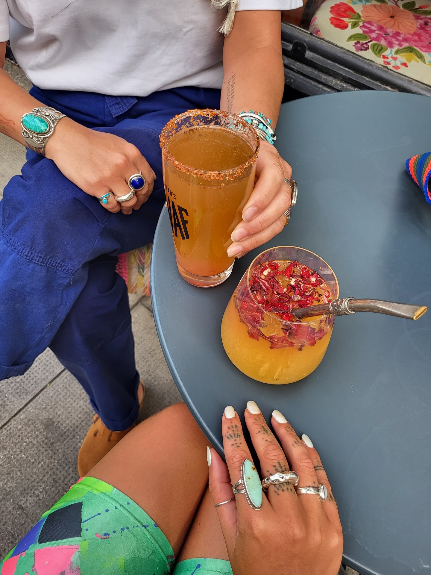 🔮 Demain, c’est la reprise de la Noche Mágica… et il fera 35 degrés 🌞
Mais pas de panique : on a tout ce qu’il faut pour te rafraîchir ✨
Cocktails givrés, boissons fleuries, recettes maison avec ou sans alcool… le tout à siroter en terrasse, entre deux guidances 💫
Viens vibrer, trinquer, respirer. La magie recommence demain 🌿
#lanativa #nochemagica #reprise #boissonsrafraîchissantes #cocktailsmaison #étégenève #barésotérique #guidance #spiritualitécool #apéroénergétique #bargenève