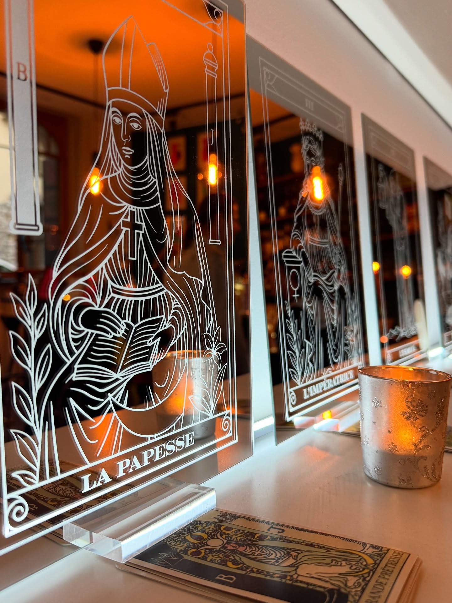 Un reflet de mystère, un éclat de lumière 🔮✨
À La Nativa, chaque détail est pensé pour t’inviter dans un univers entre magie et poésie.
Ces miroirs, créés par le duo solaire Valentin & Stéphane alias Versus Mirrors @versus.mirrors transforment nos murs en oracles silencieux, gardiens d’histoires et de secrets. 🌙
Leur pop-up est encore présent à La Nativa : viens découvrir leur collection ésotérique et lumineuse, et peut-être repartir avec ton miroir unique 🪞
#LaNativa #Genève #MagieUrbaine #VersusMirrors #Tarot #Artisanat #AmbianceMagique #PopupStoreGeneve #DesignGeneve #MiroirMagique