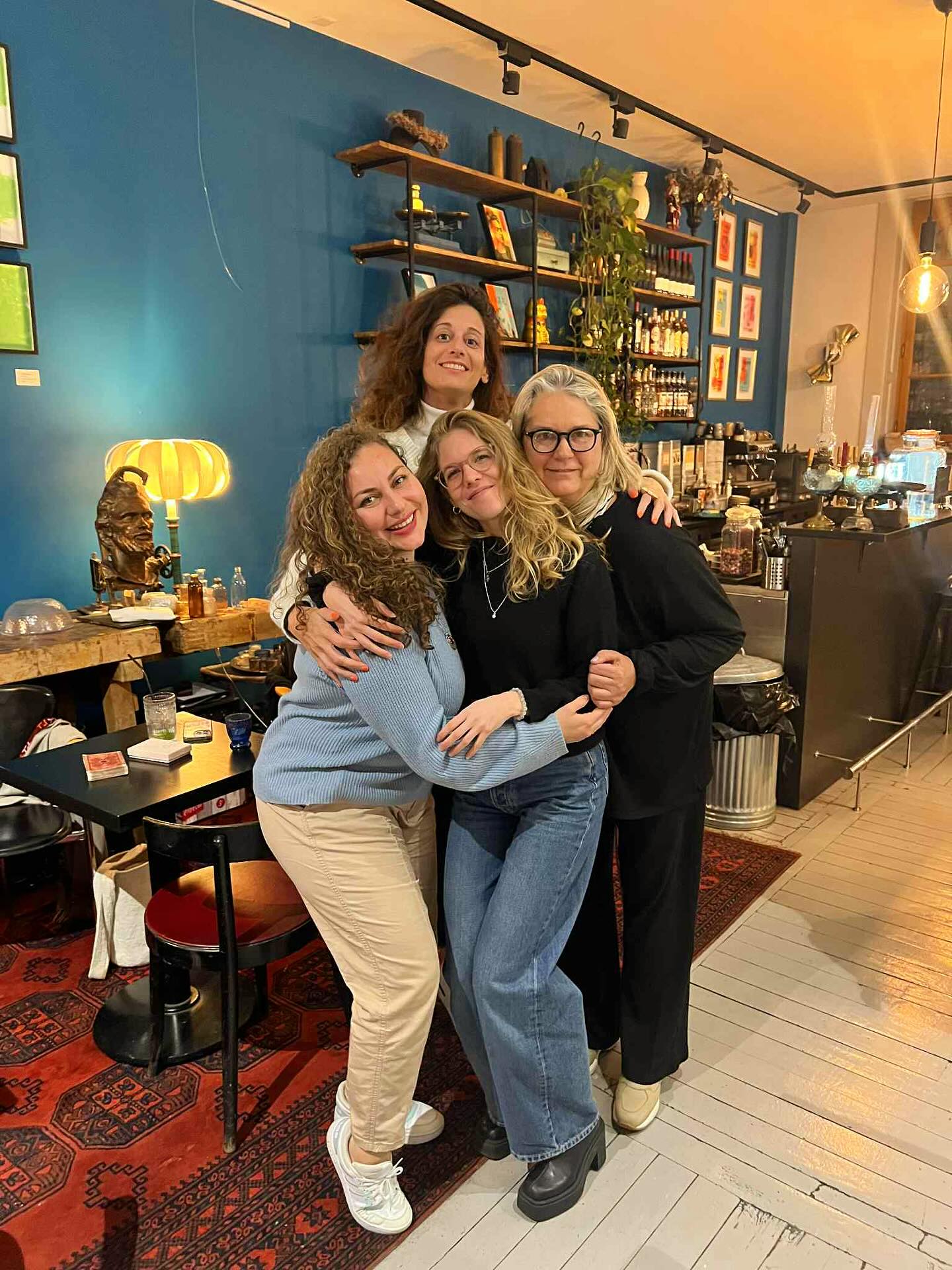 🧙Nos sorcières de La Noche Mágica 🧙
Voilà nos merveilleuses magiciennes avec @rebecacalvano qui fait des lectures d’âmes, @kim__rk qui fait de l’astrologie, @nathy.coach qui ouvre les registres akashiques et Cécile qui fait du tarot🔮
Pour faire des séances individuelles, rejoins nous les mardis et jeudi à partir de 18:30 pour La Noche Mágica, notre soirée ésotérique 🌟
Chaque séance est à 20chf les 15 minutes.
Avec qui est-ce que tu aimerais venir faire une séance?