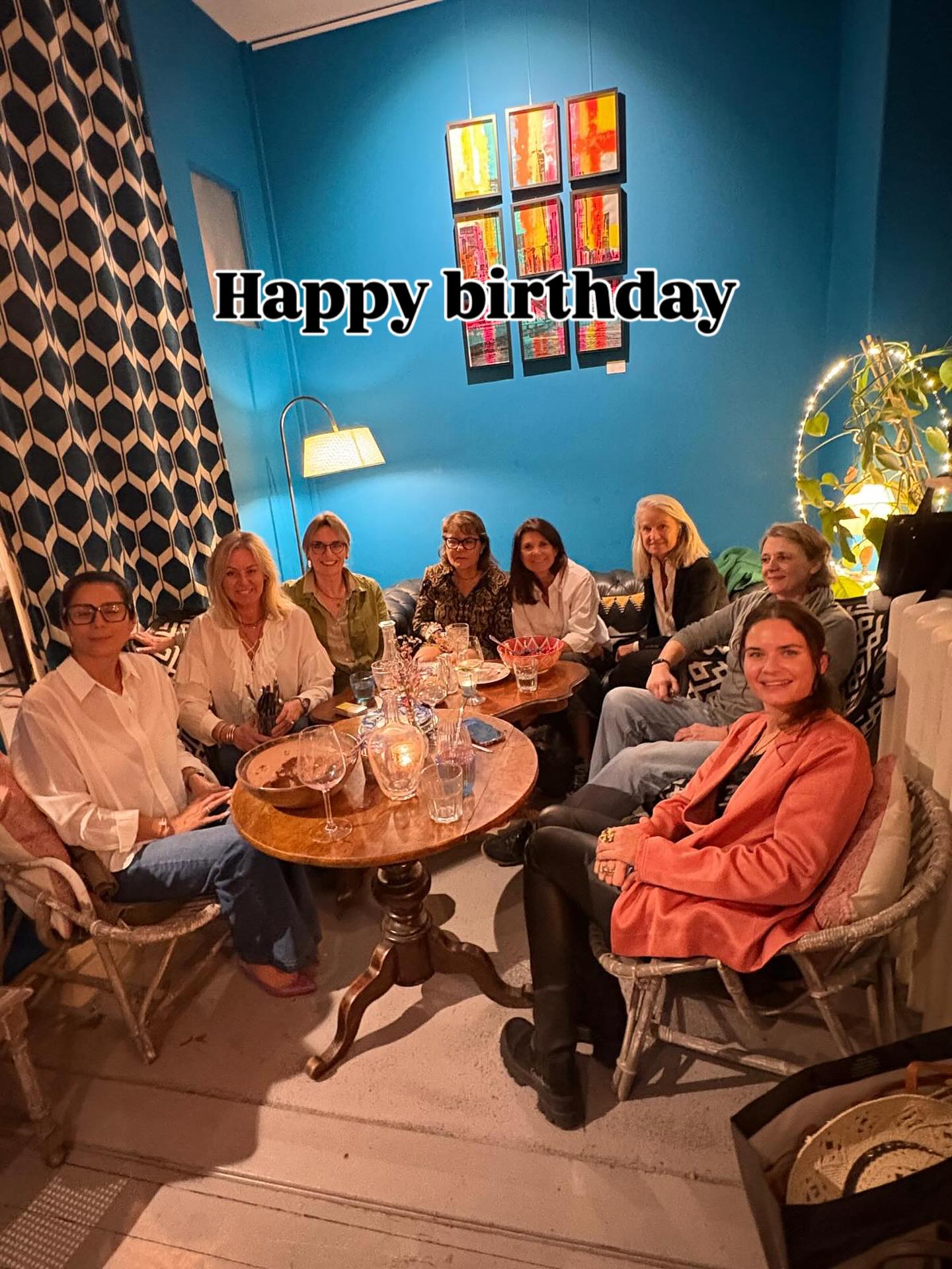 Happy birthday maman!
L’autre soir ma maman a fêté son anniversaire avec ses amies à La Nativa.
Elle a pris un traiteur thaï et elle a réservé le fond du bar.
Et j’ai envie de lui dire un immense merci parce qu’elle soutient tellement La Nativa dans tous ces aspects.
Toujours là pour donner un coup de main, en parler et inviter des gens.
C’est vraiment grâce à elle que ce projet existe donc un grand merci maman de me soutenir dans toutes mes folies 💕