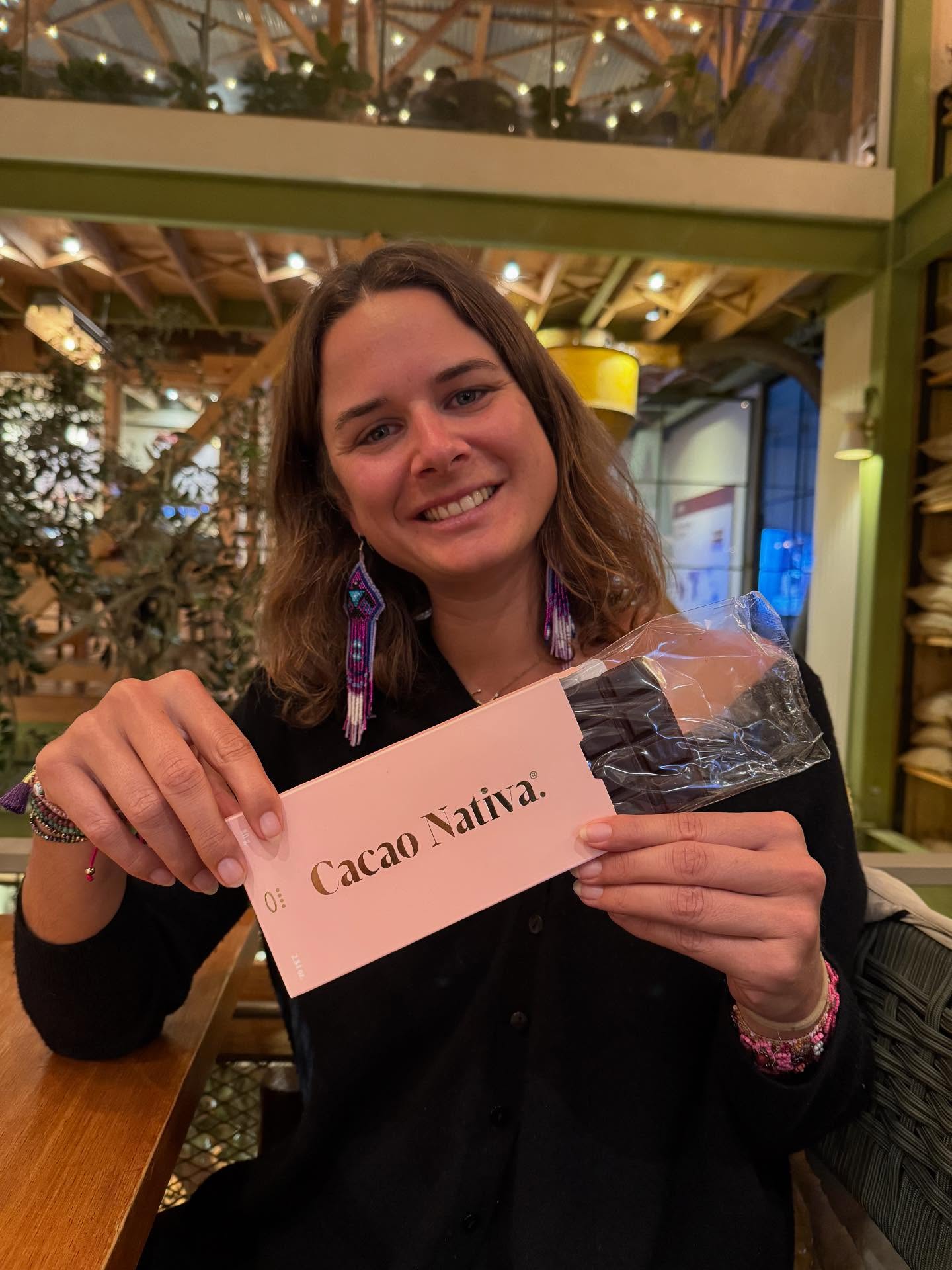 Salut salut,

J’ai bien pensé à La Nativa aujourd’hui en me baladant dans les rues de San Cristóbal au Mexique. 🇲🇽 j’ai même trouvé une chocolaterie qui s’appelle La Nativa.

Cette pause mexicaine m’a fait un bien fou et m’a vraiment permis de me recentrer sur comment je veux vivre ma vie, sur où est-ce que j’ai envie de mettre mon énergie, sur quelles sont mes priorités.

Tout n’est pas encore clair clair mais je sais maintenant que je n’ai plus envie de travailler derrière le bar. J’ai vraiment à cœur de faire grandir La communauté Nativa. 

J’ai de nouveau envie de créer et de faire des trucs! Finalement parce que ça a pris du temps! 4 mois pour me remettre sur pieds 🦶 

Je veux revenir à tout ce qui m’a toujours plu: créer des événements, faire les decos, trouver des artistes, refaire le branding, faire des collabs et organiser des workshops.

Mon nouveau projet c’est de monter le Nativa members club. J’ai vraiment envie de faire grandir cette communauté et de faire en sorte que les gens créent des trucs ensemble.

Vous avez des idées de comment vous aimeriez faire partie du Nativa members club? 

À tout bientôt,

Xoxo Laura 🦄💕🧞‍♀️