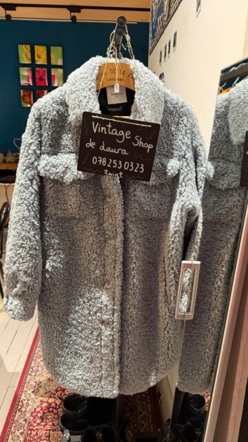 Mon vide dressing 🦄🪩💕
J’adore la mode depuis toujours et j’ai décidé de faire de la place dans mon dressing, oui parce que j’ai un très très grand dressing…

J’adore m’habiller et surtout tester de nouvelles combinaisons et expérimenter de nouveaux looks.

J’adore oser.

J’adore voir la réaction des gens face à mes looks qu’ils trouvent souvent extravagants.

Afin de te permettre de toi aussi créer des looks incroyables qui animent ton âme et qui représentent toute ta personnalité, j’ai fait une petite sélection à La Nativa de pièces à vendre.

Attention c’est seulement jusqu’au 15 février pendant les heures d’ouverture et je ferai le 21 février un grand vide dressing 🦄🪩💕

Et commente si tu veux réserver une pièce ou juste to show some love ❤️💕❤️

Des kiss
Xoxo Laura