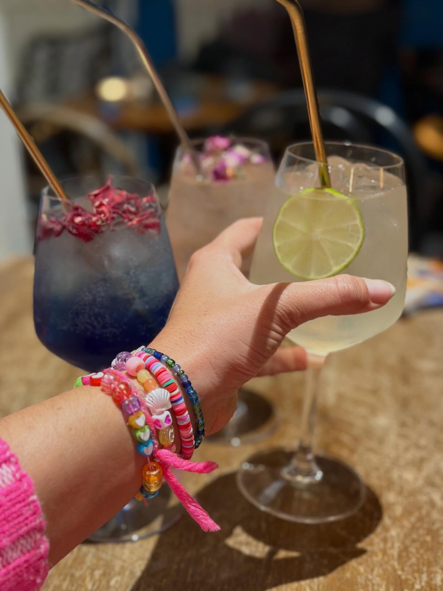 Santé beauté 💕🦄🪩
Notre jolie sélection de best spritz ever : amaretto, rose 🌹 , violette 💕

Quel est ton préféré?