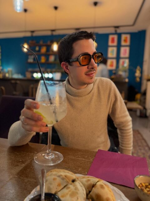 Mon photographe préféré ❤️ 

Salut Salut,
Aujourd’hui je te présente @adrianotruscello mon super copain photographe qui est juste tellement doué!

C’est lui qui a fait la vidéo de La Nativa que tu retrouves sur notre site, beaucoup de photos du lieu, des cocktails 🍸.

Bref c’est un dieu de la caméra 🎥 et c’est fou comme il arrive à faire ressortir l’âme de chaque personne et chaque objet dans ses photos.

Un grand merci cher ami pour ton travail et merci d’être un aussi bon ami 💕🫀🦄

Retrouvez-le bientôt pour sa prochaine conférence!

Commente « je veux briller » si tu veux participer à sa prochaine conférence 🌟

Des bisous 😘 
Xoxo Laura