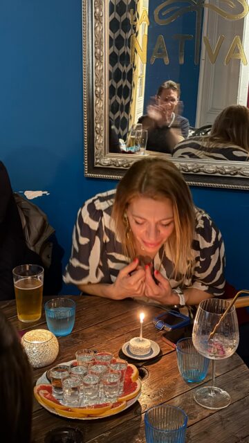 3 anniversaires 🎂 

Ce soir a été une soirée très intense avec tenez-vous bien, pas un, pas deux, mais 3 anniversaires 🥳!?!

Une soirée super chouette entre les chants, les lumières qui s’éteignent et les applaudissements 👏 

On avait Emilie qui fêtait ses 40 ans, Luna ses 28 et le dernier est resté inconnu!

Une sacrée soirée!!!

Si toi aussi tu as envie de fêter ton anniversaire à La Nativa, envoie un wpp au +41779440809 avec date, heure, nombre de personnes.

À partir du 15 janvier, uniquement les vendredis seront ouverts au public. Les autres jours il faudra privatiser.

La privatisation est idéale pour un anniversaire avec une quarantaine d’invités, une conférence, un afterwork d’entreprises 💕

On se réjouit de te célébrer!

Tague en commentaire une copine qui cherche un lieu pour faire son anniversaire 🎂 

Mille bisous
Laura