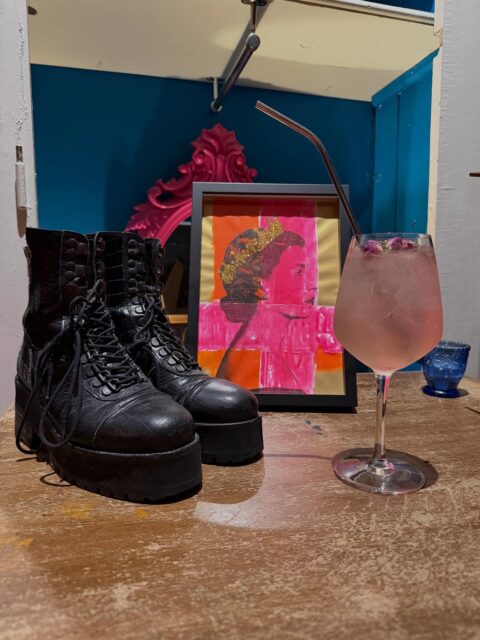 Shooting de mes 2 passions ❤️‍🔥 

Salut, salut 🫂 

L’autre jour je me suis mise à faire des photos de 2 trucs que j’adore: les grosses boots et les spritz!

Quel beau mix n’est-ce pas !?

Un ami me disait toujours que les photos les plus stylées de montres étaient celles qui étaient faites ou la montre à 200’000 balles et dans le hit dog plein de moutarde…

Faire des immenses contrastes!

J’adore 🥰 les immenses contrastes!

Je n’y suis pas encore pour la photo de l’année, je vous l’accorde mais je les trouvais quand même cools!

Donc si tu veux boire un spritz à la rose et acheter une paire de boots super stylés, tu sais où venir!

Save the date, je fais un immense vide dressing le 21 février 💥

Tu as kiffé l’idée des photos? Mets moi un petit Com’ askip insta aime ça ❤️

Mille bisous et oublie pas de tout essayer et de t’autoriser toute ta folaïe!!!

Laura