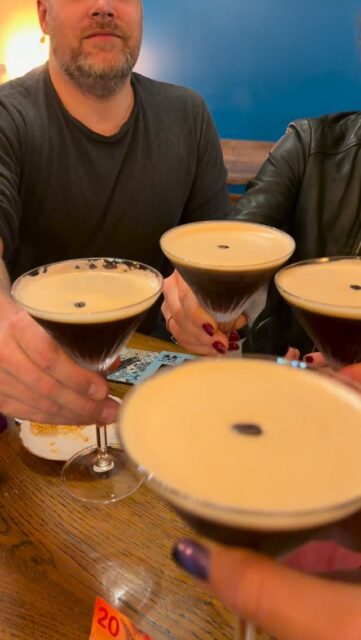 Un petit expresso Martini 🍸?
Réserve maintenant une table pour vendredi soir pour venir boire des cocktails avec tes copains.

Ça sera à partir de la semaine prochaine le seul soir ouvert au public. Donc réserve une table pour te célébrer! 🍾 

Réservation à partir de 6 personnes 🦄

On se voit vendredi?

Des bisous 😘 
Laura