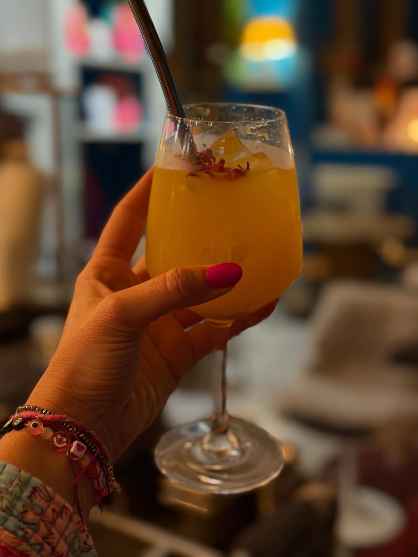 Jai été inspirée l’autre jour et j’ai créé un nouveau spritz pour amener un peu de soleil à la carte:

Spritz mangue passion 🥭 ❤️‍🔥 

Fruité, acidulé, passionné, & ensoleillé pour bien commencer l’été (c’était si parfait, ça rimait si bien… mais non c’est le printemps 😜.

Viens le déguster tous les vendredis soirs de 17h à 2h lorsque le bar est ouvert au public 💕🌸🍀🎉

Xoxo Laura