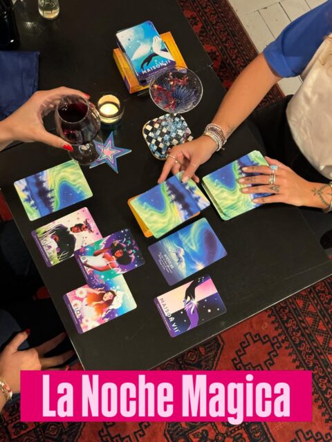 Aujourd’hui, je te parle de La Noche Magica, “the best soirée ésotérique ever” en toute modestie évidemment parce que c’est moi qui l’ai créée 🥰

Depuis longtemps dans ma famille, on va chez des mediums, on se fait tirer les cartes si on est perdu, on fait des soins énergétiques. Mon arrière grand-père faisait du pendule comme un dieu et a même écrit un livre depuis l’au-delà, c’est pour dire le niveau!

Mais jusqu’à mes 25 ans, j’avais super peur du tarot. Un jour une tarologue m’a dit une phrase qui a tout changé: “mais t’inquiète, rien n’est gravé dans le marbre!”. Les cartes te donnent un message au jour j selon ton énergie. Pour moi c’est pour écouter les messages de ton âme et te donner une autre perspective, pas pour prédire le futur.

C’est pour ça que j’ai eu envie de partager ça dans mon bar. Au début on m’a dit que j’étais folle, que les gens allaient penser que j’étais une sorcière complètement perchée. En général je me fiche plutôt de ce que pensent les gens (ouais ouais mon oeil!), donc j’ai essayé. Et je n’arrive pas à réaliser aujourd’hui que j’en suis à la 160ème édition!

Aujourd’hui j’ai remodelé le programme: on commence avec une mini conférence sur un thème énergétique du moment parce que j’ai envie qu’on ressorte de cette soirée en ayant appris quelque chose. La connaissance de soi est pour moi la base du nouveau monde.

Les prochaines dates:
🌙 31/3 — Pâques et la résurrection
🌙 21/4 — Au seuil du changement
🌙 28/4 — L’éveil: un changement d’ère

Entrée à 25chf avec une boisson incluse, puis chaque consultation 20chf les 15 minutes.

Si cet événement te parle, viens avec tes copines (et tes copains parce qu’on a besoin que les garçons se réveillent aussi!). Prends soin de toi et viens à La Noche Magica (oh je meurs en plus ça rime!).​​​​​​​​​​​​​​​​

Xoxo Laura 🔮