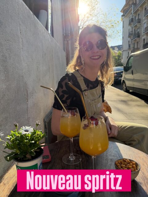 J’adore quand mes copines viennent me voir et boire des verres.

Quand jade arrive, je lui demande ce qu’elle veut boire et elle me dit je veux bien un spritz mais j’aime pas aux fleurs 🌸 

Grande tristesse parce que mon spritz cœur 💖 Coeur ♥️ love c’est quand même celui à la rose 🌹…

Du coup, je me suis dit que j’allais essayer un nouveau spritz pour Jadou.

J’avais déjà fait des spritz à la passion et ça passe super bien pour les gens qui aiment ce qui est acidulé. Cette fois j’ai fait avec de la liqueur de sureau et ça marche hyper bien, je suis trop contente 😀 

Donc si tu as envie de venir goûter un merveilleux spritz sur une merveilleuse terrasse (oui je suis in love ❤️) et bien tu peux venir tous les vendredis car le bar est ouvert au public 🌟

Des bisous acidulés 💋 
Laura