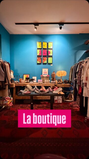 Après tant d’inspiration lors du vide dressing de dimanche, j’ai eu envie de créer un espace boutique.

Pas juste sur une étagère dans un coin, mais un vrai espace boutique.

Évidemment c’est un casse-tête sans nom avec les meubles car chaque pièce a une place spécifique et si tu enlèves une table, il y a 6 chaises à placer.

Au bout de 2 heures d’essai, je suis finalement arrivée à une version convenable.

Il manque encore quelques ajustements, mais c’est pas mal du tout 💕

Viens découvrir l’espace boutique avec un vide dressing du tur-fu!

Cette semaine, La Nativa sera ouverte le mardi 28 avril et le vendredi 1er Mai à partir de 17h.

À tout vite 
Laura 🪩💕🦄👛