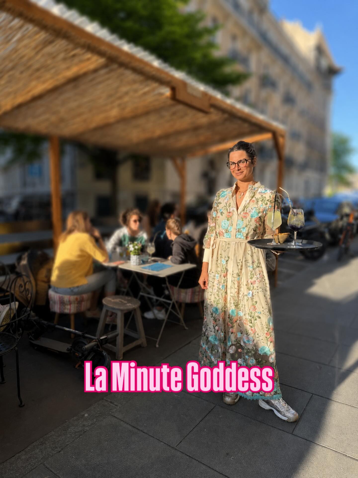 ✨ La Minute Goddess — L’argent, cette énergie que je fuyais ✨

Pendant des années je me suis bercée avec ça :

« L’argent ne m’intéresse pas. »
« Je me fiche de l’argent. »
« Tous les riches sont des cons. »

Et j’avais plus d’argent étudiante qu’aujourd’hui en tant que cheffe d’entreprise. Logique non ? 🙃

Quand on se fiche de l’argent — il n’a pas envie de venir dans nos poches.

💰 L’argent c’est une énergie, point à la ligne.

Un jour en séminaire on me demande pourquoi j’ai peur de gagner de l’argent. Ma réponse, du tac au tac : « Parce que je ne veux pas devenir une connasse ! » C’est sorti du cœur. Je me suis surprise moi-même.

Et puis j’ai pris un boomerang dans la figure.

Mon comptable me disait depuis des mois : tu vides les caisses. Moi : tête dans le sable. Je suis partie au Mexique, j’ai engagé un employé de plus. Je suis rentrée. Il n’y avait plus rien. 😬

Ça m’a forcée à tout révolutionner dans La Nativa — et à réfléchir à ce que je voulais vraiment.

« Je me fiche de l’argent » — c’est une phrase de bobo qui n’a jamais manqué. Plus jamais je ne dis ça.

Aujourd’hui je réapprends tout. Je viens de finir Rich Dad Poor Dad de Kiyosaki 📚 et je retiens : investis dans ce que tu aimes, instruis-toi, plante-toi, recommence. Et paie-toi en premier.

J’apprends. Je tâtonne. Mais ce qui me fait peur me fait grandir. 💪

Je raconte tout ça dans ma newsletter « L’univers La Nativa » — lien en bio. Gratuit. Sincère.

Et ce dimanche 10 mai j’anime un workshop pour celles qui veulent lancer leur projet et oser leurs idées. 📅 Lien en bio.

Aimons l’argent. Et organisons-nous telles les badass que nous sommes. 🌟

Bisous, Laura 💋