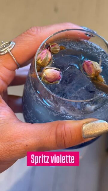 Spritz violette
Un de nos musts du printemps.

La recette:
- remplir un verre de glaçons
- mettre 4cl de liqueur de violette
- ajouter une louvette de citron
- une cuillère de sirop de violette 
- dans ce qu’il reste mettre 2/3 de prosecco et 1/3 d’eau pétillante 
- mettre des roses pour la deco 🌹 

Tout est prêt vous pouvez le déguster ✨

C’est quoi ton spritz préféré à La Nativa? Réponds en commentaire