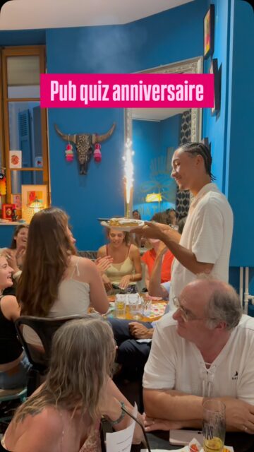 Tu es passionné de culture générale? Tu aimes les jeux en équipe?
Et si tu organisais une animation pub quiz pour ton anniversaire à La Nativa?
Lors du dernier pub quiz, Melvin a fêté son anniversaire pendant le pub quiz avec une vingtaine de ses amis et famille. Ils avaient 3 équipes et ont mélangé les différentes générations pour avoir plus de chance de gagner 🏆
On a tellement aimé l’idée avec Robin qui est l’animateur du Pub quiz qu’on a décidé de vous proposer des animations pub quiz pour vos événements privés à La Nativa 🎶🎂✨.
Mp si ça t’intéresse et sinon la prochaine édition c’est le 11 juin 🪩🌸🦄
Des bisous 💋
Laura