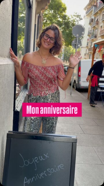 Aujourd’hui je célèbre mon anniversaire dans mon bar!

Comme quoi on ne sait jamais ce que la vie nous réserve car je n’aurai jamais imaginé ça il y a 10 ans 🦄🌸🪩