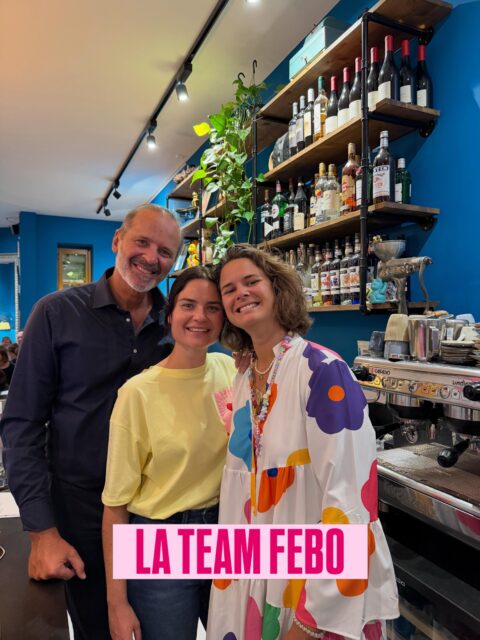 La team Febo derrière le bar
C’est devenu une tradition mon père et ma sœur m’aident le soir du pub quiz!

C’est super rigolo de partager ce moment avec eux parce qu’on n’a pas du tout l’habitude de se voir sous stress avec 10 personnes qui te demandent 24 empanadas chacun…

Et pourtour c’est une expérience familiale enrichissante!
Un pub quiz familial 🌸

Btw le prochain c’est le 11 juin, d’ailleurs les équipes qui gagnent sont en général composées de plusieurs générations, je dis ça je dis rien… 

une sortie familiale originale!

A tout vite 
Laura 🪩🌸🦄